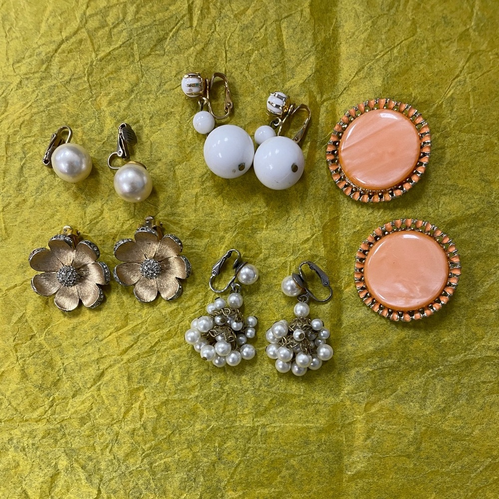 Vintage clip on earrings - 5 pair faux pearl, white, gold color.